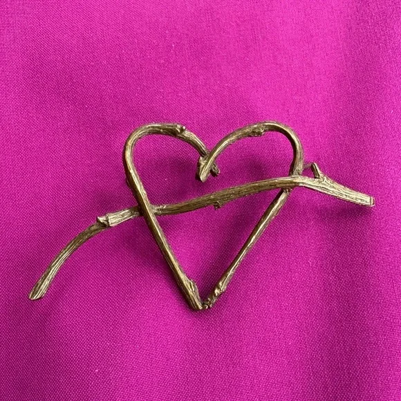 Antiqued brass grapevine-like rustic heart pin - Picture 3 of 8